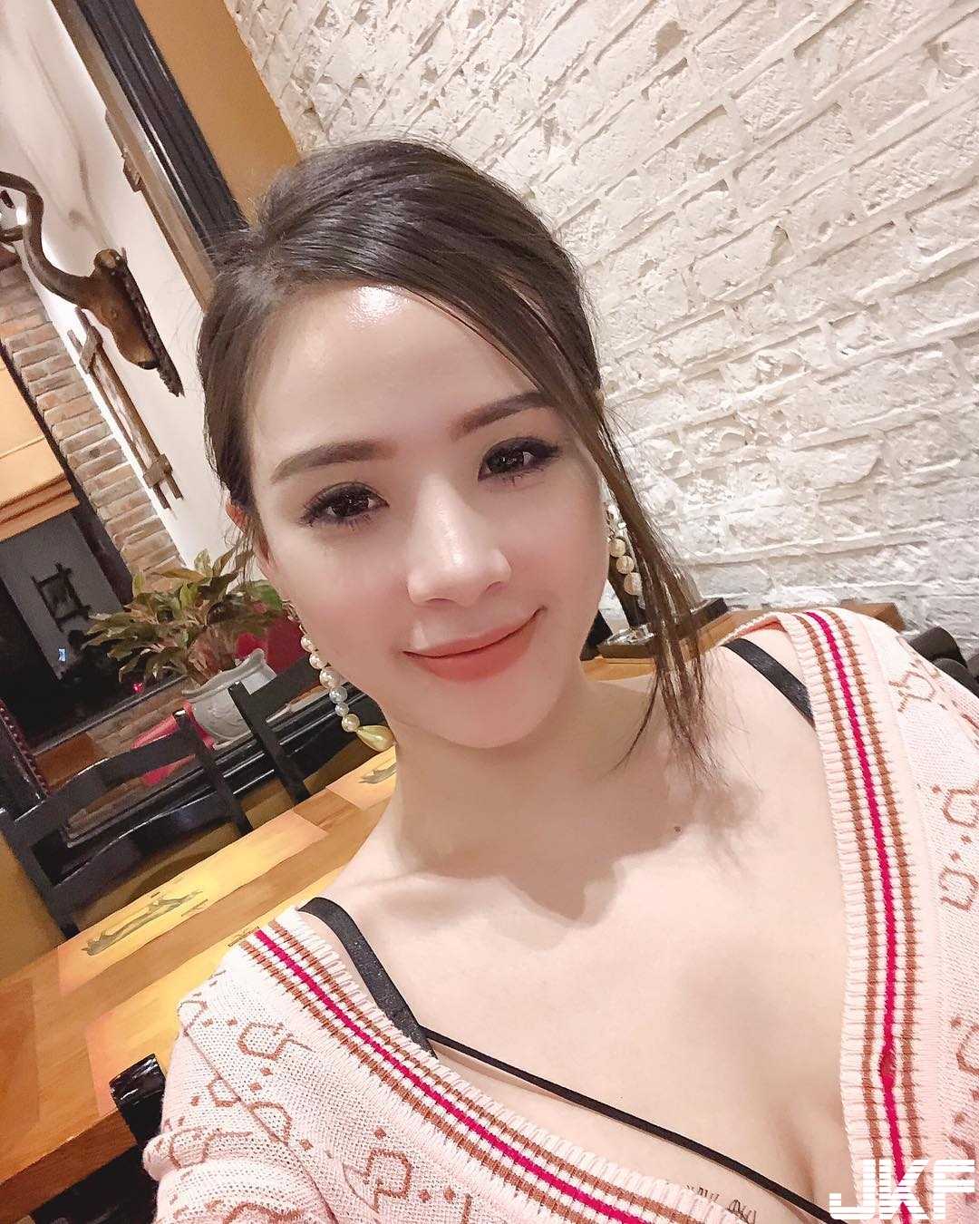 性感姐姐領口滑落半邊美乳掉出來　乾脆直接讓「渾圓側乳」出來透氣！