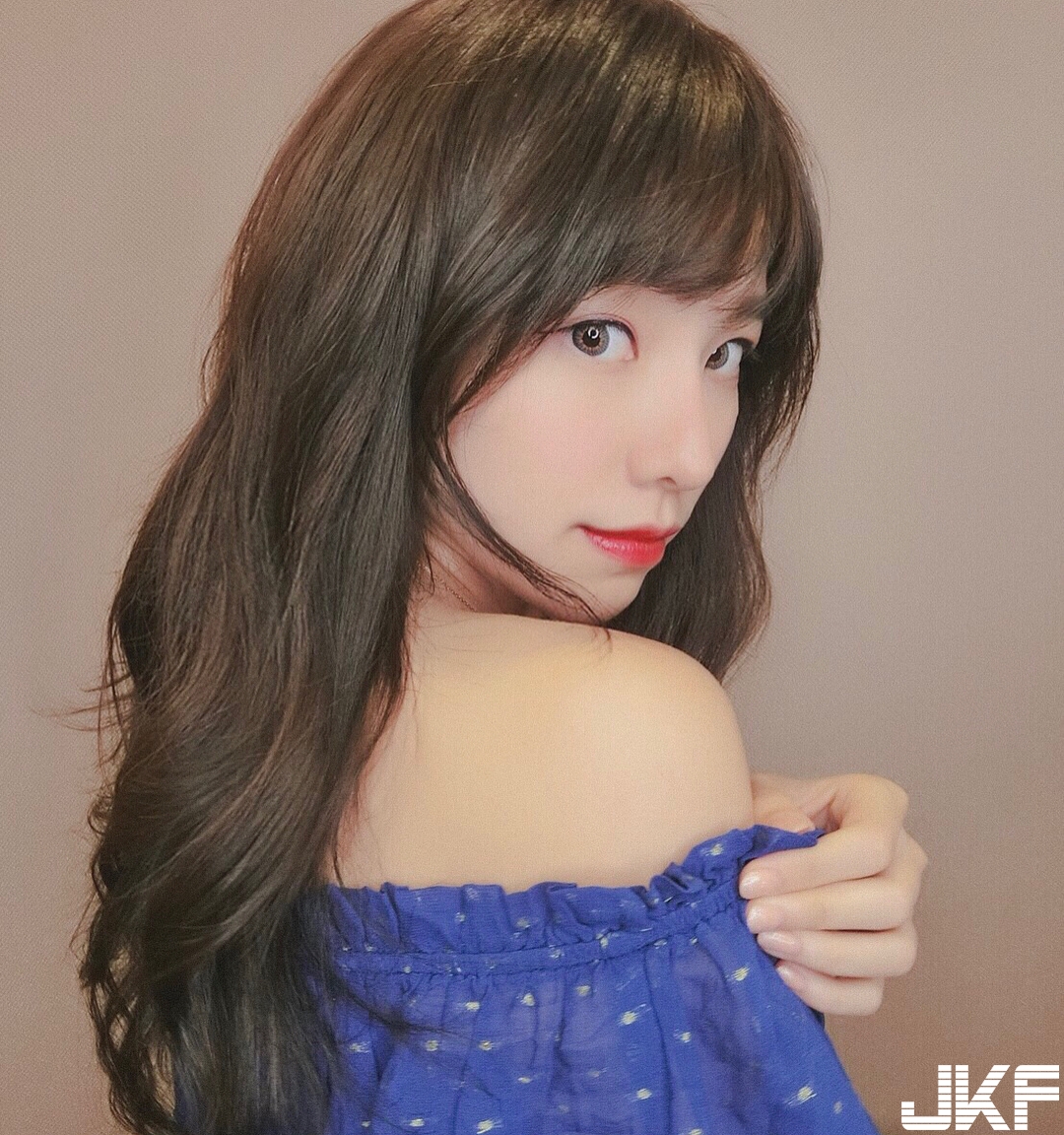 氣質「正妹畫家」竟然有飽滿美乳身材　比基尼都快被撐壞掉了啦
