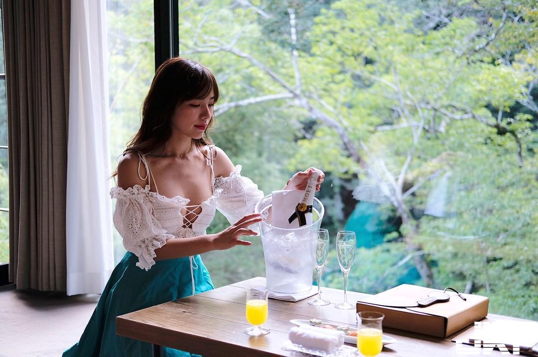 氣質「正妹畫家」竟然有飽滿美乳身材　比基尼都快被撐壞掉了啦