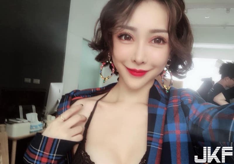 真的好像明日花！性感女郎龔映璇「蕾絲美乳」好誘惑，修長美腿讓人煞不住車～