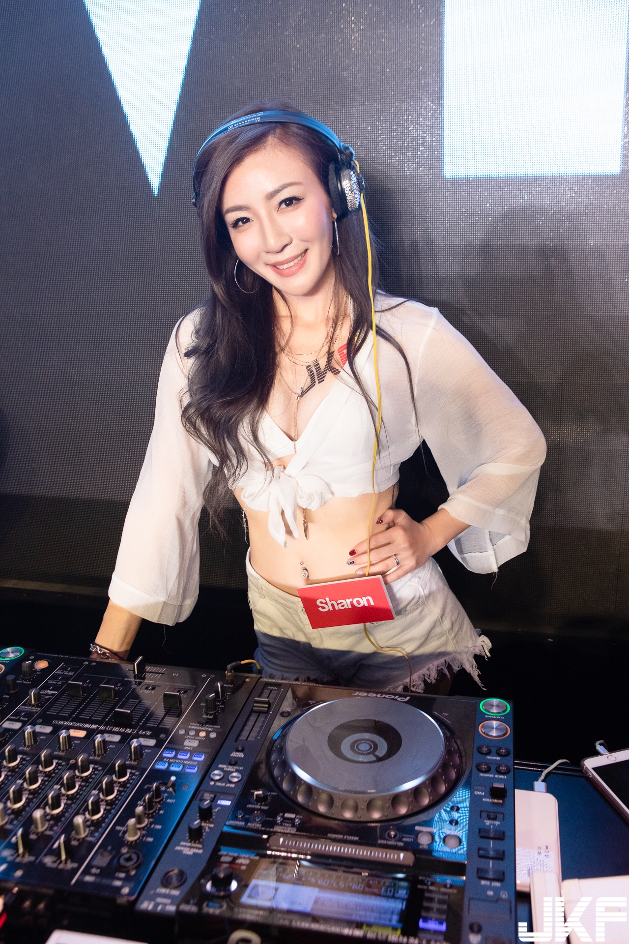 火辣「DJ Sharon」性感惹火嗨翻現場　刷碟技巧就和身材一樣好！