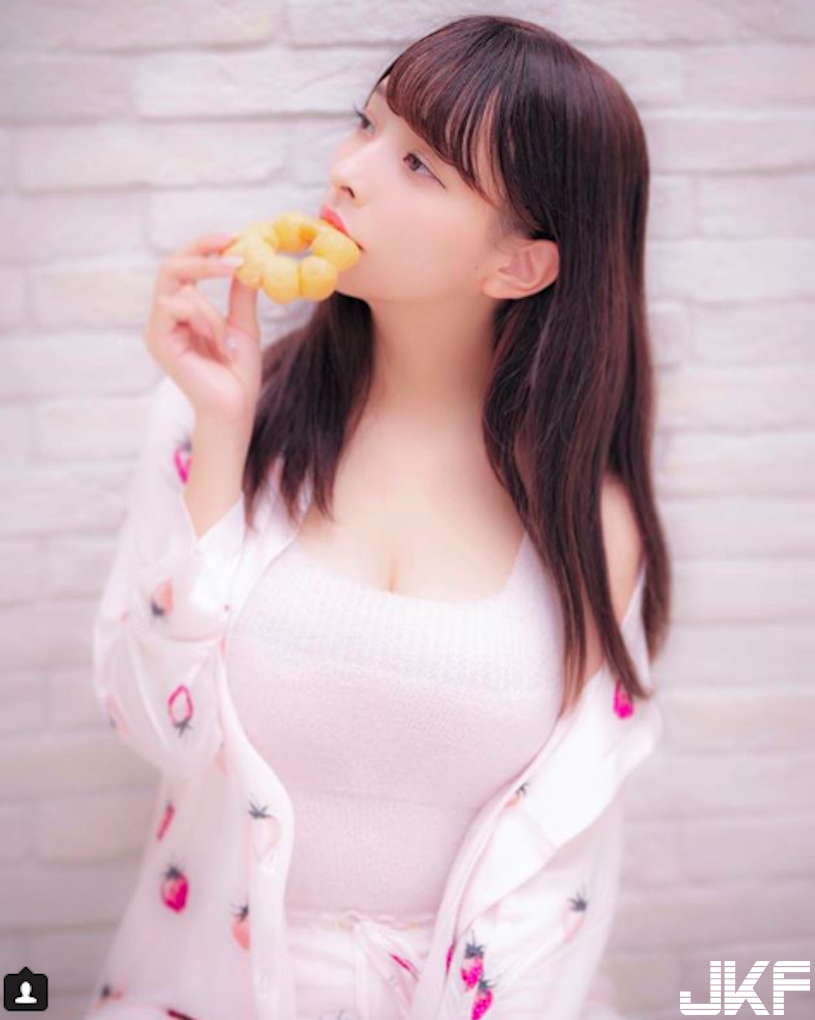 好甜～迪士尼正妹「酥胸外露」，萌萌風格少女心爆表！