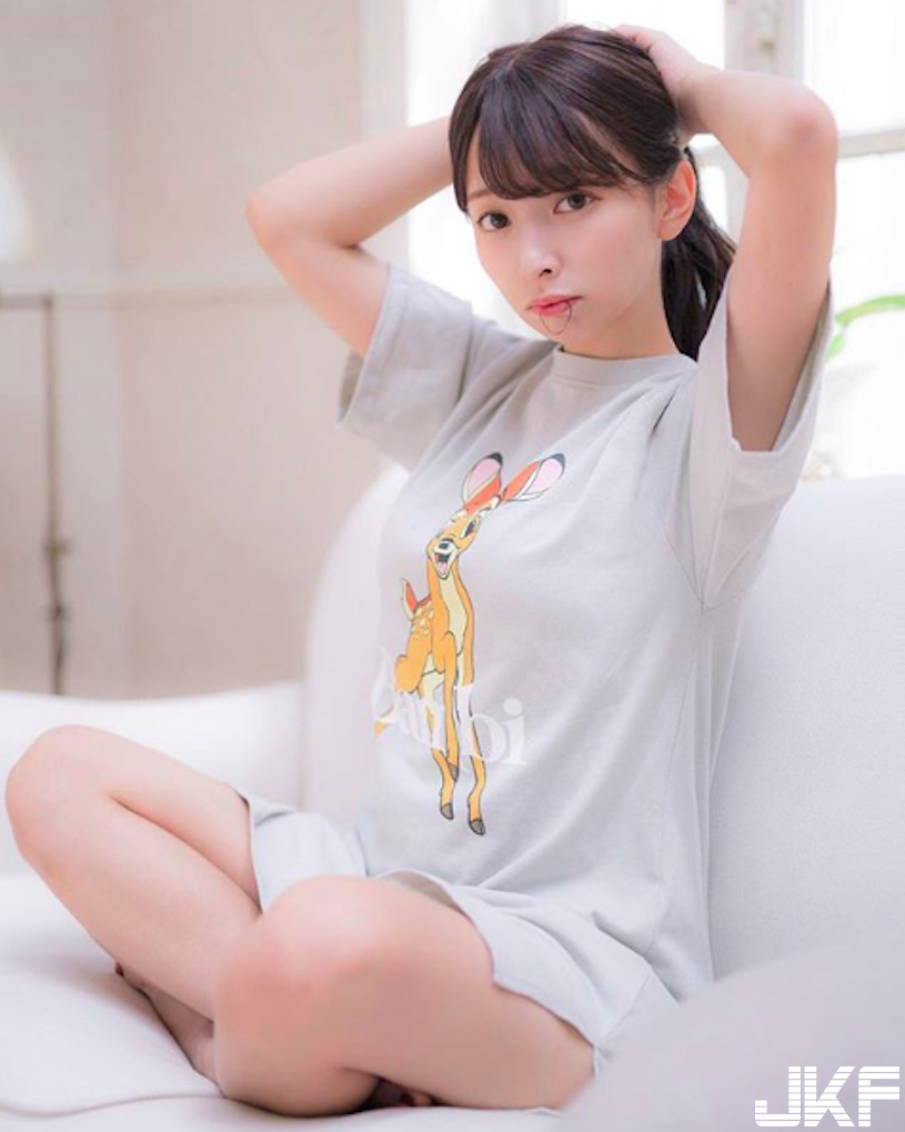 好甜～迪士尼正妹「酥胸外露」，萌萌風格少女心爆表！