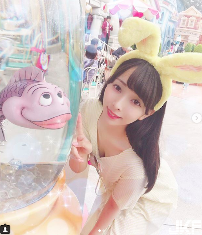 好甜～迪士尼正妹「酥胸外露」，萌萌風格少女心爆表！