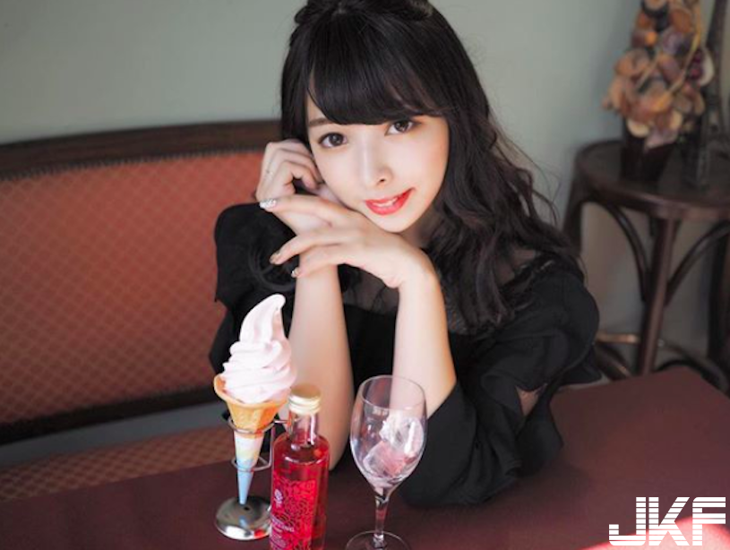 好甜～迪士尼正妹「酥胸外露」，萌萌風格少女心爆表！