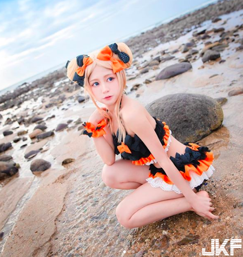 台灣cosplayer好精緻！海邊秀出「美乳翹臀」，極品身材真的太狂！