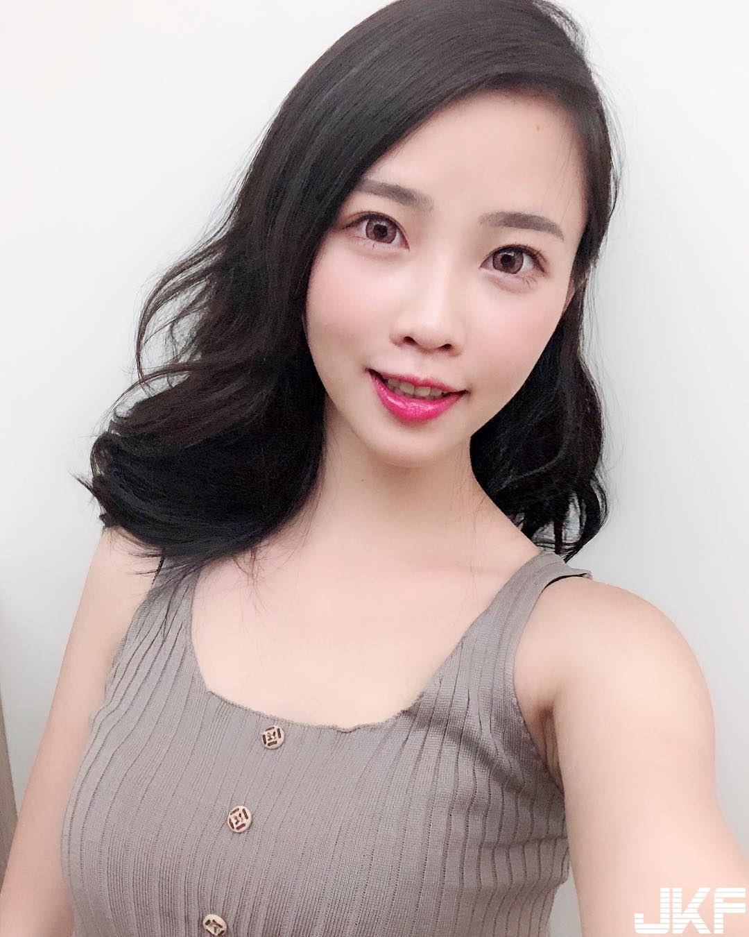 Youtube界性感擔當　「隱乳系Youtuber」咪妃Julia拉開淺水服不小心展露好身材