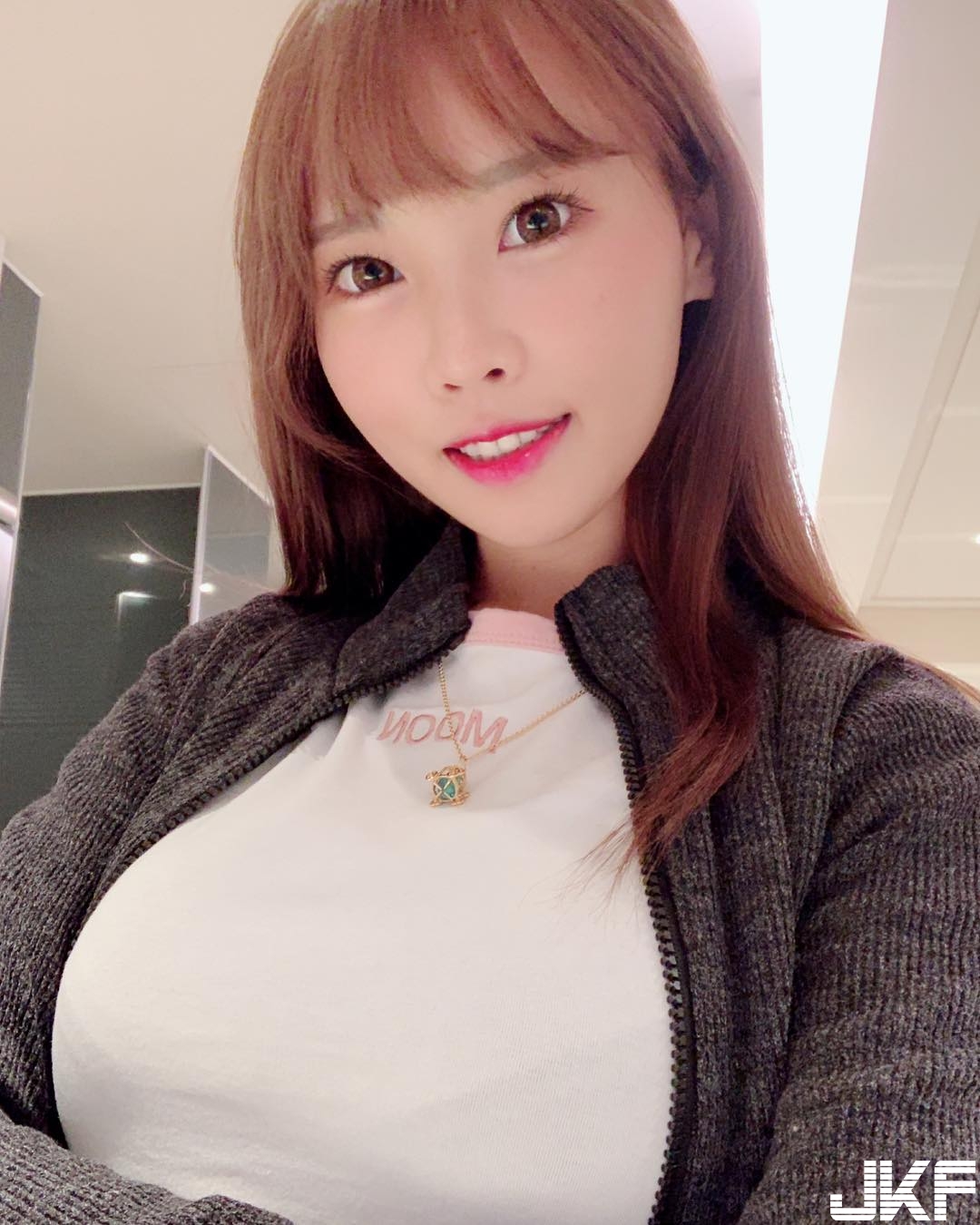 Youtube界性感擔當　「隱乳系Youtuber」咪妃Julia拉開淺水服不小心展露好身材