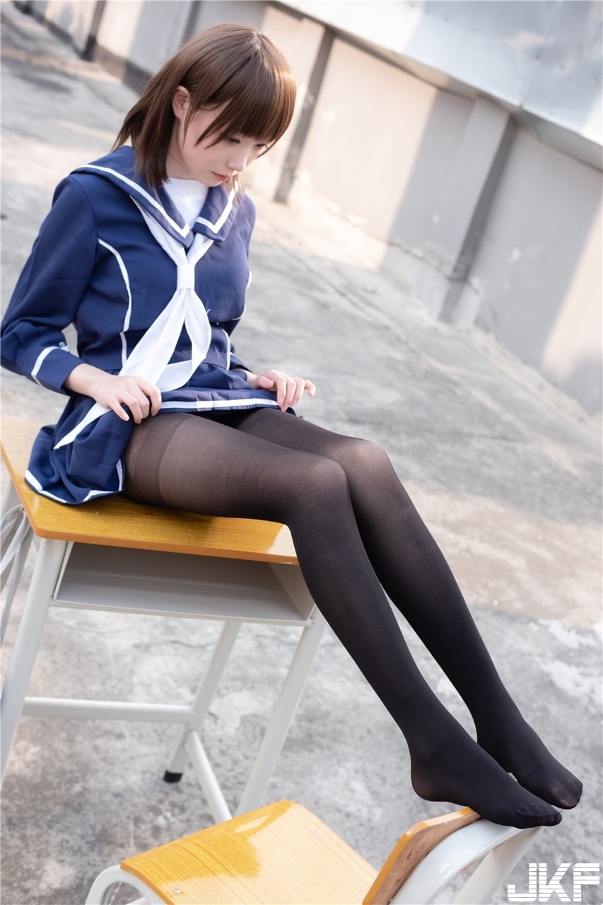 腿控看過來！美腿 Coser 課後一對一調教　超暴力「制服+黑絲」組合&#8230;看到就想射了