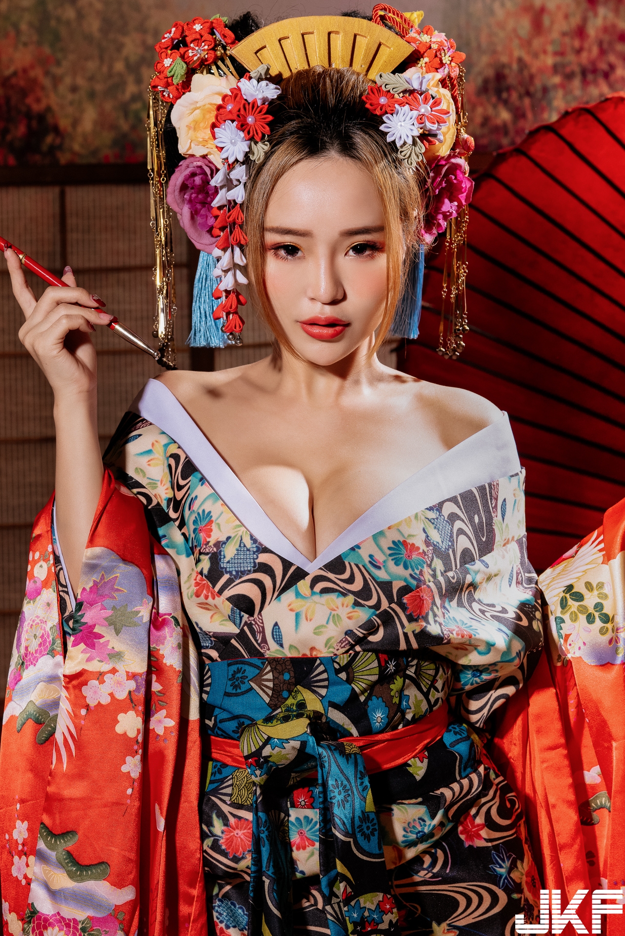 高衩美尻渾圓美乳大絕放不完！　性感美艷辣模「金瑀恩」一招就要讓你再起不能♡