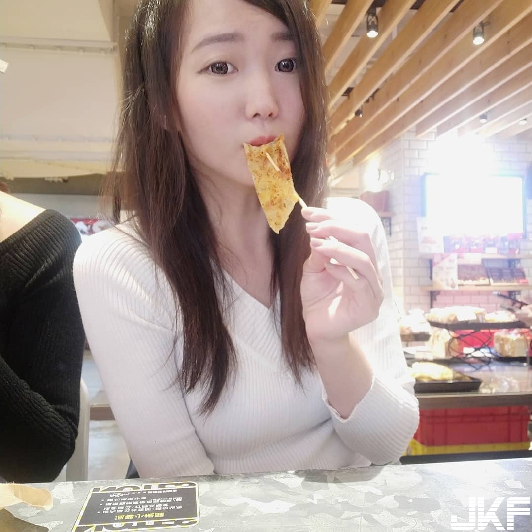 高鐵旁的妹紙穿「緊身包乳毛衣」，超有氣質讓人忍不住想搭訕～