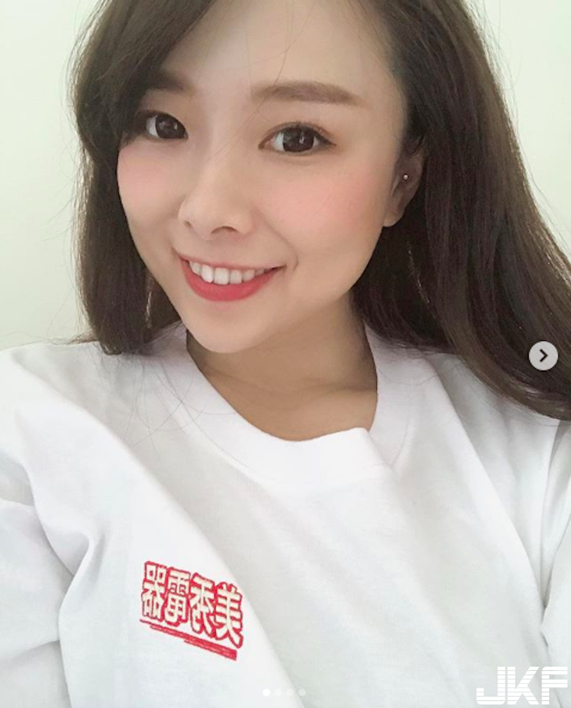 電台超兇女DJ！浮潛時露出「深V事業線」，畫面好震撼啊！