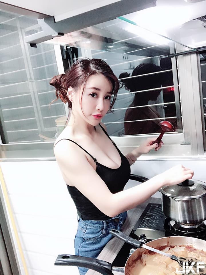 性感廚娘「李萱 verna」低胸獻上私房料理　奶香味十足讓人一吃上癮！