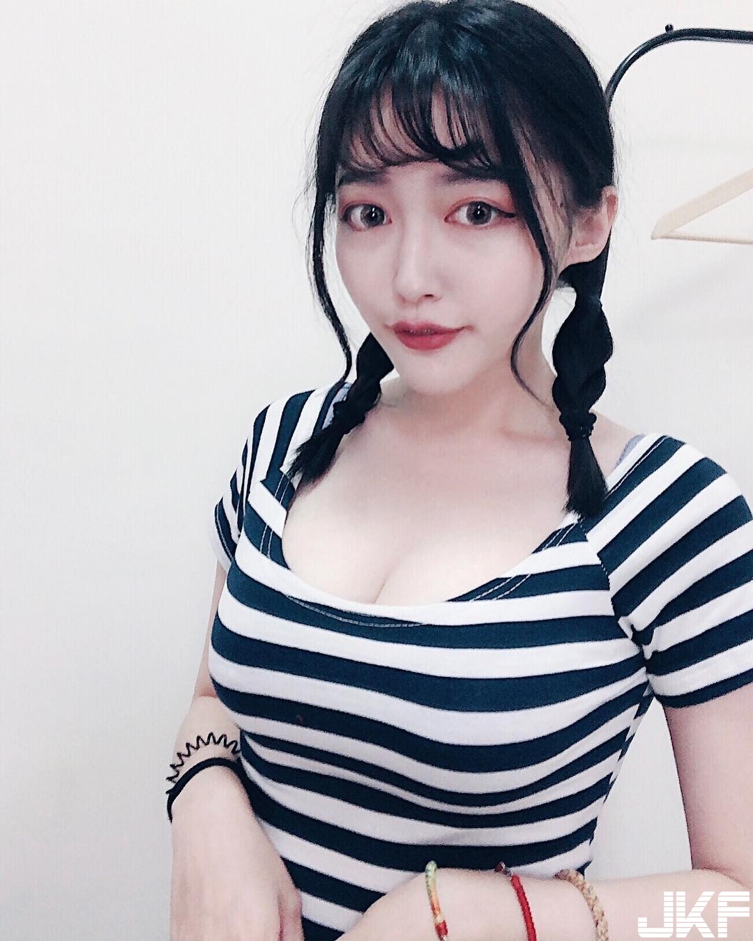 「電眼正妹」微醺臉紅紅好想咬一口！換上比基尼炸出驚人好身材！