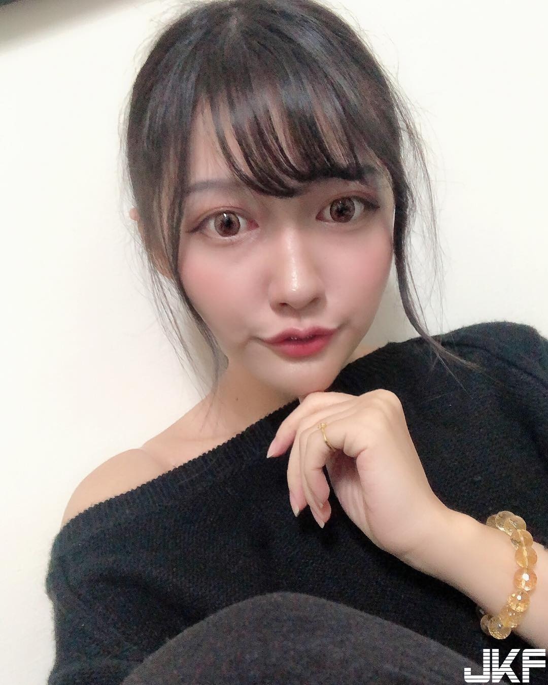 「電眼正妹」微醺臉紅紅好想咬一口！換上比基尼炸出驚人好身材！