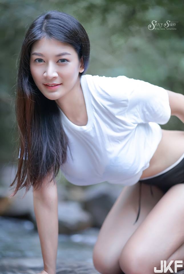 「巨乳妹子」河邊玩耍，白上衣沾濕露出「渾圓形狀」！