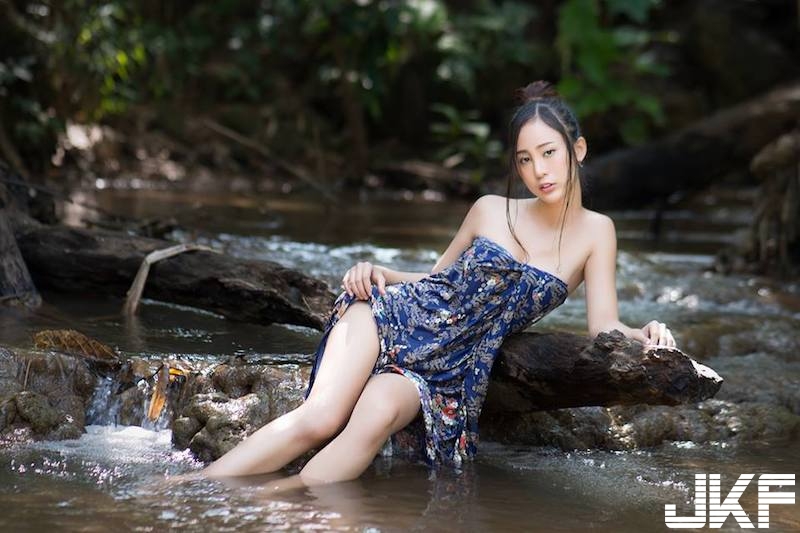 「泰國奶妹」溪邊泡水，衣服濕透服貼嬌軀，「雪白美乳」快要爆出來啦！