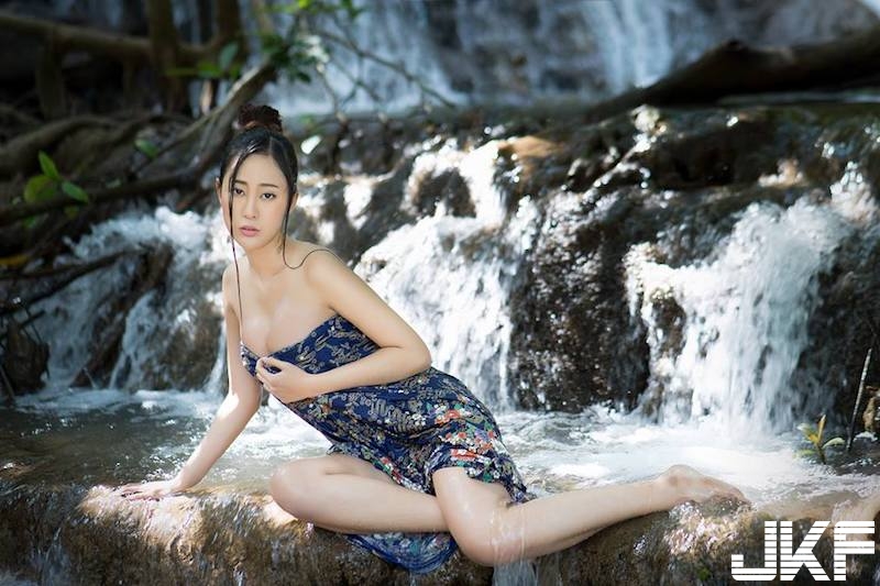 「泰國奶妹」溪邊泡水，衣服濕透服貼嬌軀，「雪白美乳」快要爆出來啦！