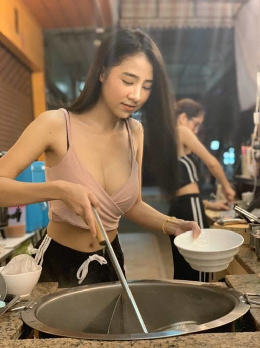 泰國爆乳老闆娘「下麵」服務吸粉朝聖　「手速超快」一看就知是老江湖