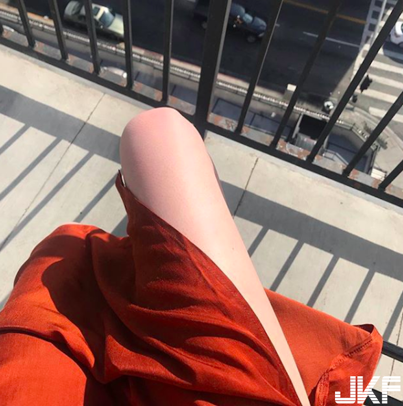 骨感正妹「美腿逼人」，超白嫩纖細長腿讓人忍不住想摸！
