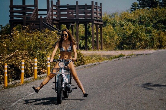 大海與女體的自由！潛水正妹「Maggy Shih」渾圓美臀打造自由奔放的女體藝術！
