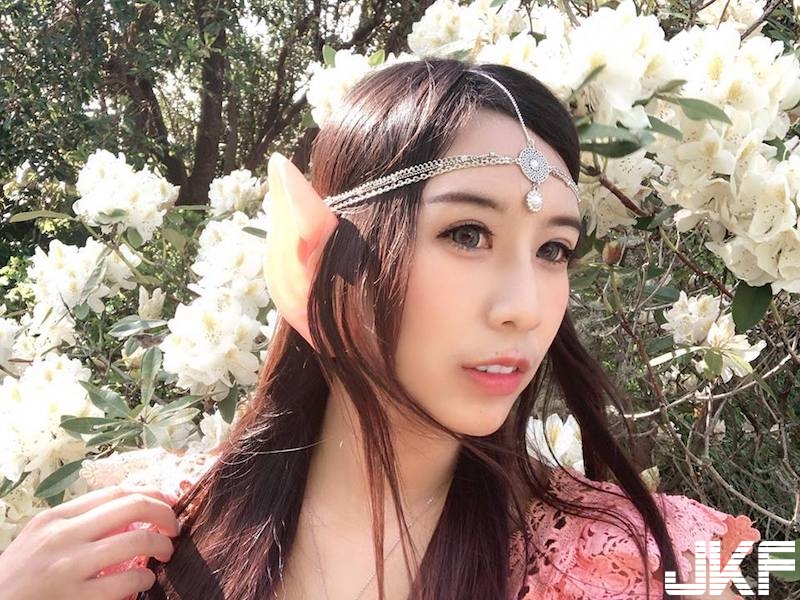 車展上「長腿SG」出沒，「完美曲線」跨過重機讓人心癢癢～