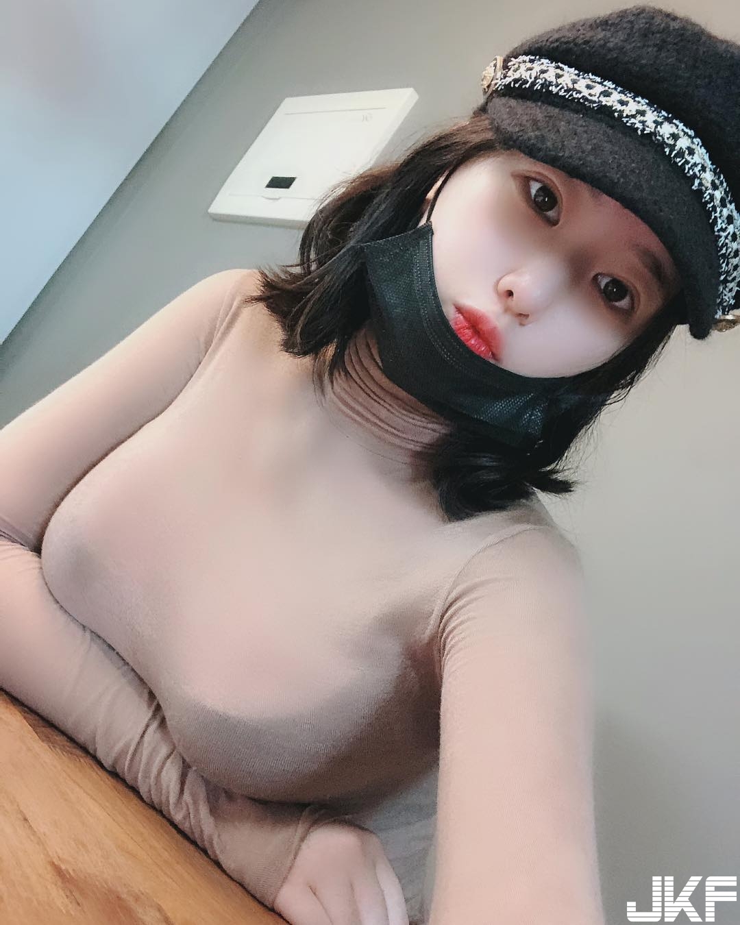 這身材應該是深夜型Youtuber?「巨乳正妹」航母飛彈攻占健身房，劇烈跳動畫面可重播一百次