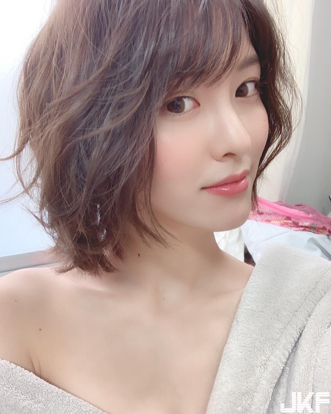 性感長腿姐姐「奈月セナ」炸裂G奶　寬鬆吊嘎露出飽滿水滴側乳！