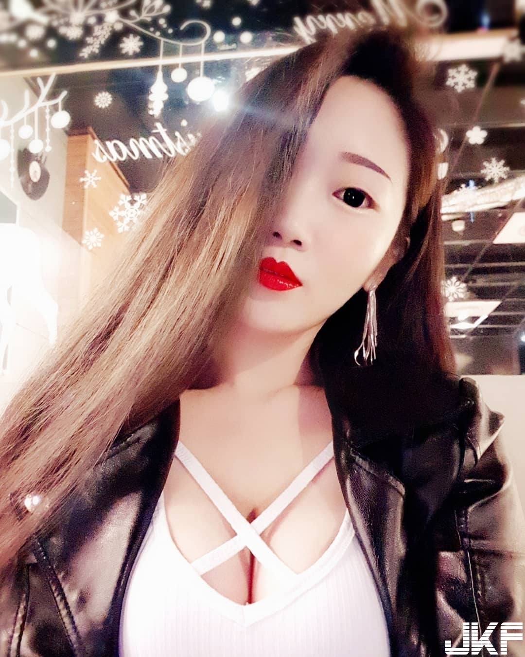 紅脣美紙秀大奶!讓人看著盤子卻又望著的「Q彈嫩乳」，怎麼吃得飽??