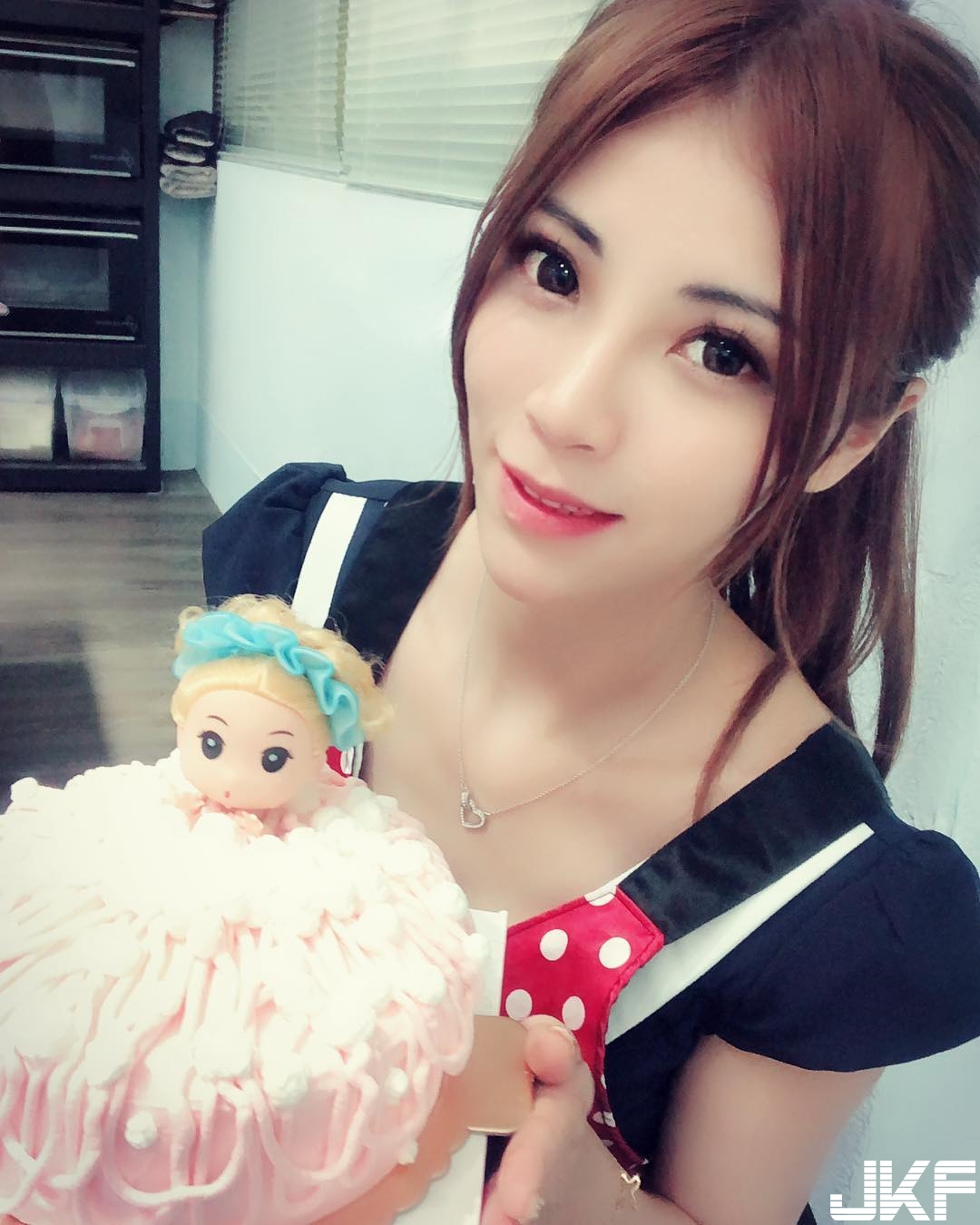 火辣性感蕾絲!「美奶深溝」小萌兔，就是要任你調教被征服~!