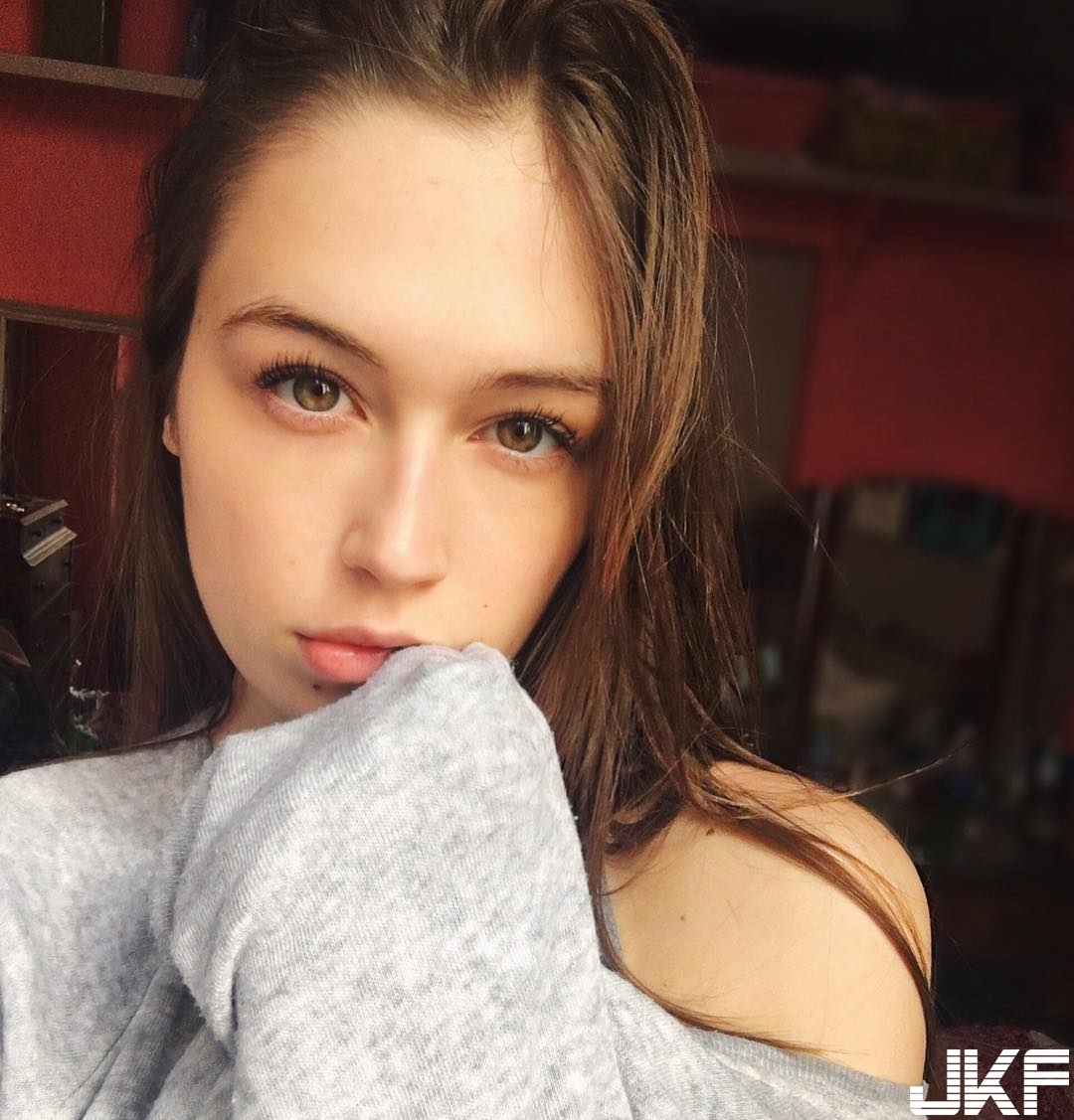 S超銷魂曲線 ! 逆天的絕世美人「Elsie Hewitt」，濕透了白衣貼緊火辣好身材!