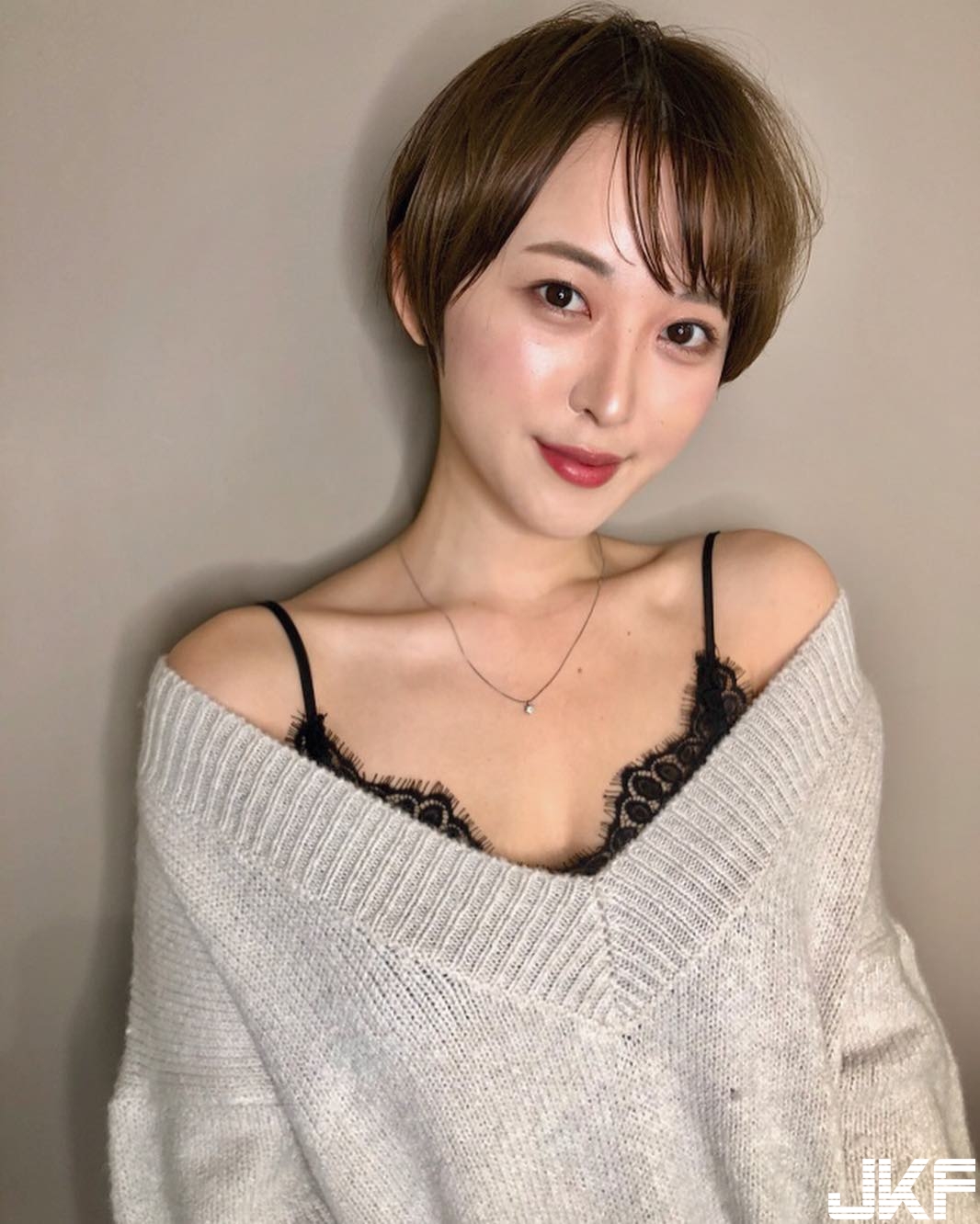 兔女郎放膽露G奶 !性感「最胸辣美乳少女」，側乳怎麼包都包不住!