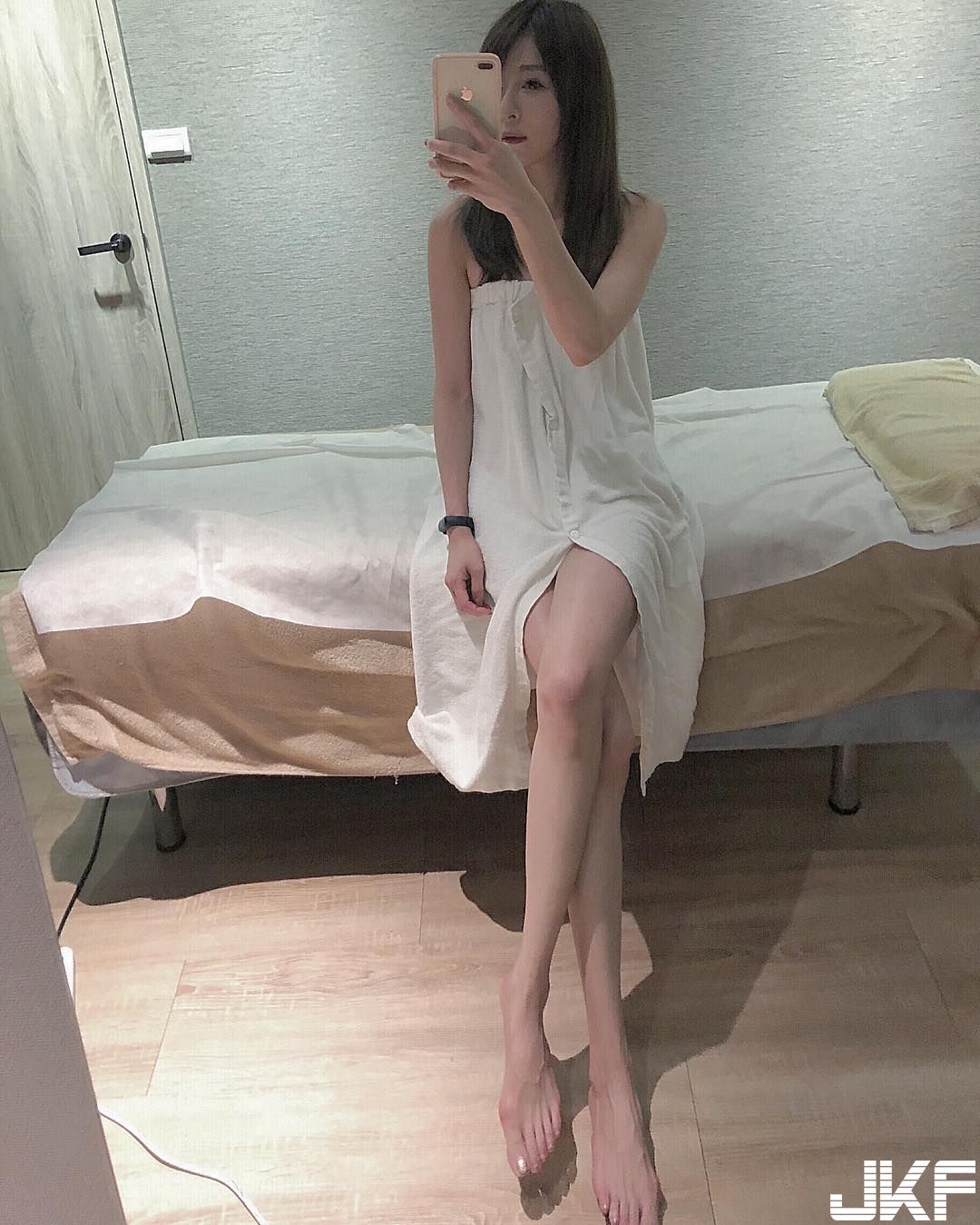 這腿打幾分？正妹「 chunchun」熱褲長腿比例超好，這樣看起來有九頭身呀～