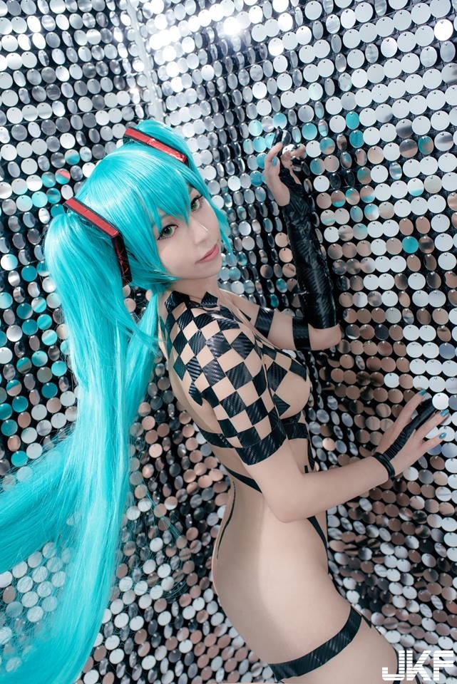 爆乳Coser「星諠ㄒㄩㄢ」騷扮初音未來　「全裸入鏡」只用膠帶黏重點部位