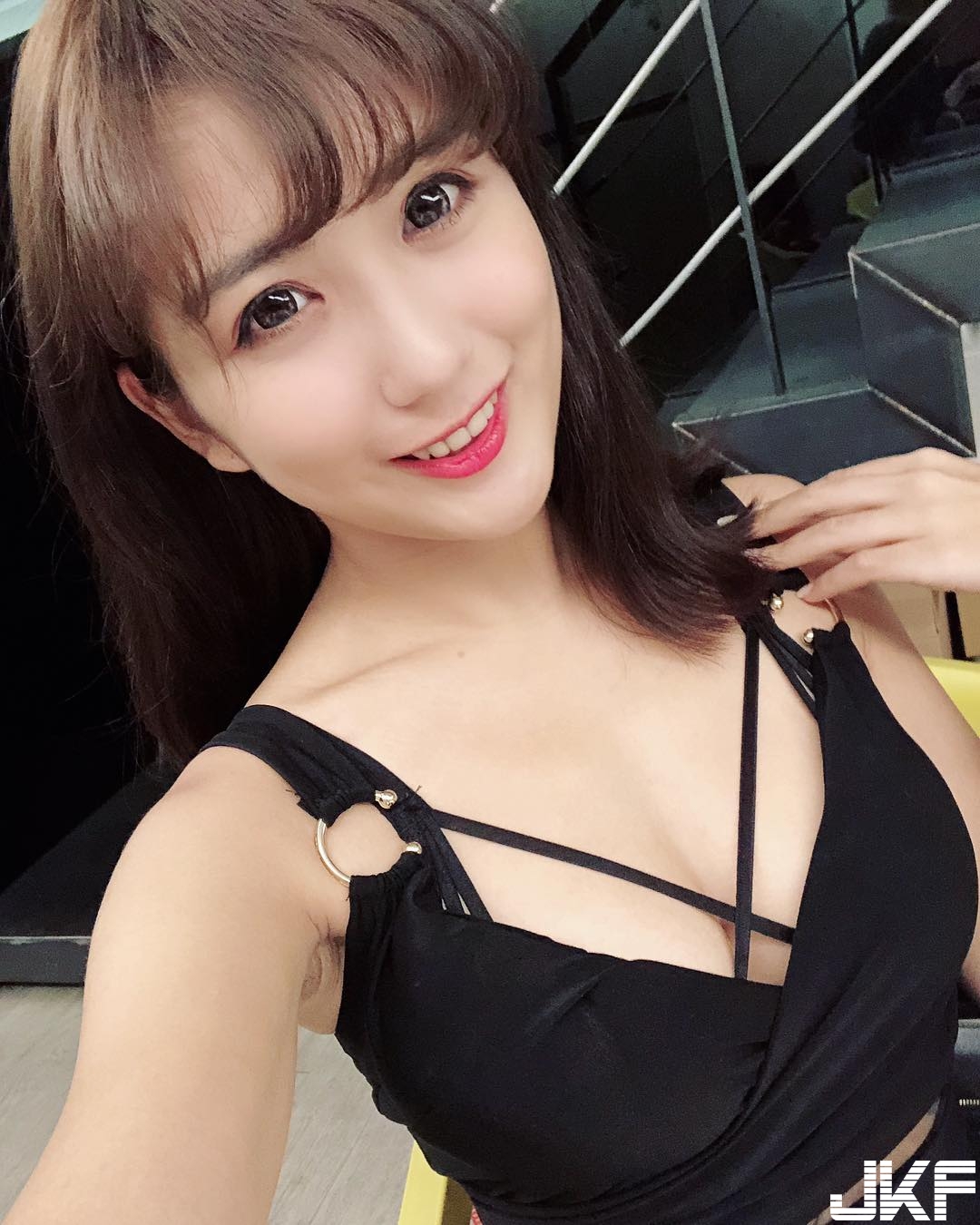 這個有練過～性感舞團女郎「吳綵冞Min」腹肌蜜大腿超火辣，看她熱舞全身都熱起來啦～