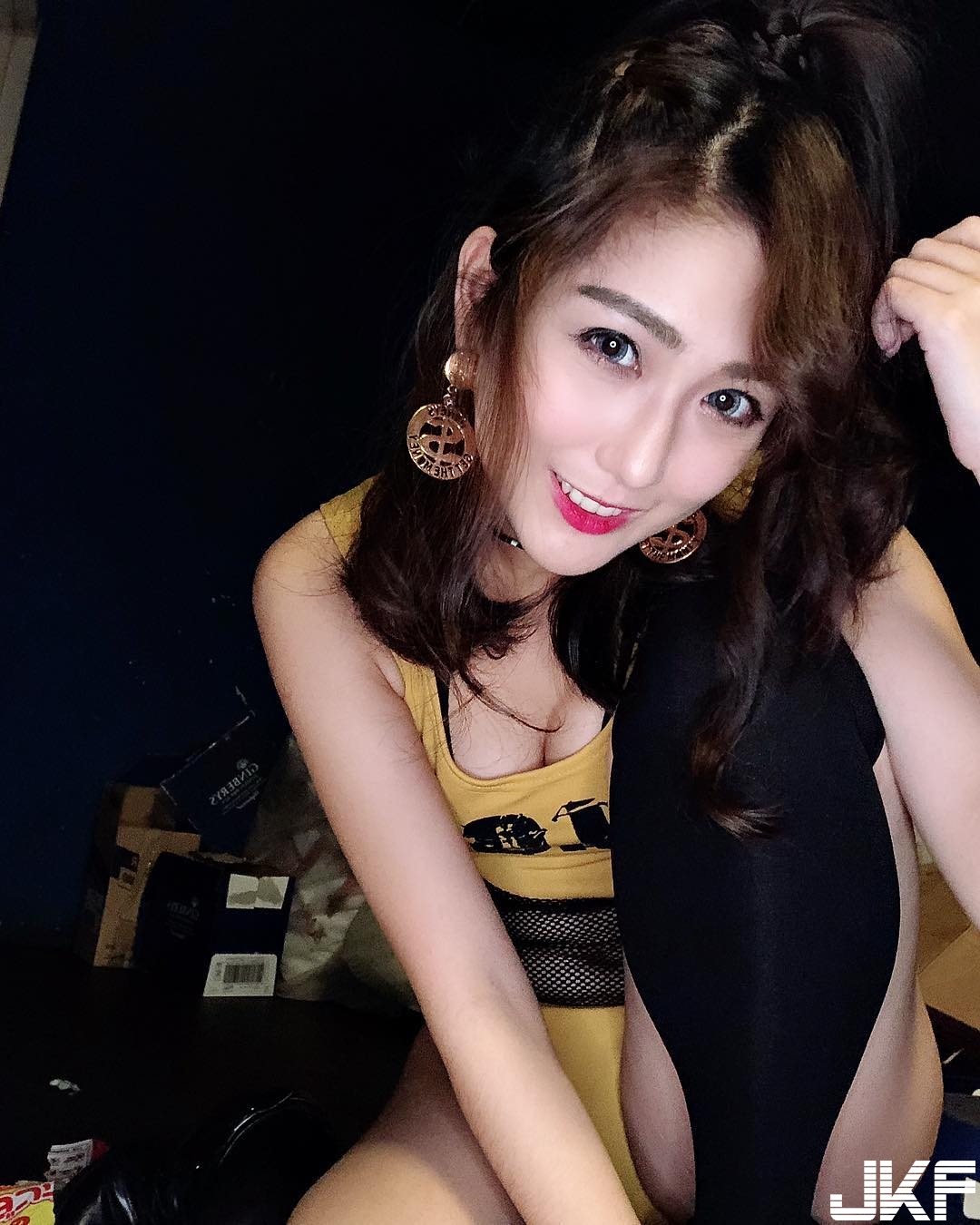 這個有練過～性感舞團女郎「吳綵冞Min」腹肌蜜大腿超火辣，看她熱舞全身都熱起來啦～