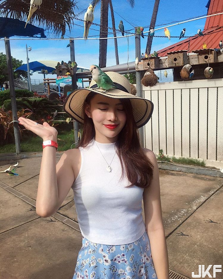 華航空姐 Rebeca 小露事業線與穠纖合度的美腿好迷人 - 素人正妹 -