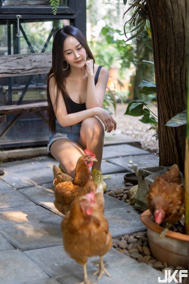 「性感小園丁pinny」體驗農家樂～「開洞小背心」彎腰餵雞太養眼，想跟她一起親近大自然