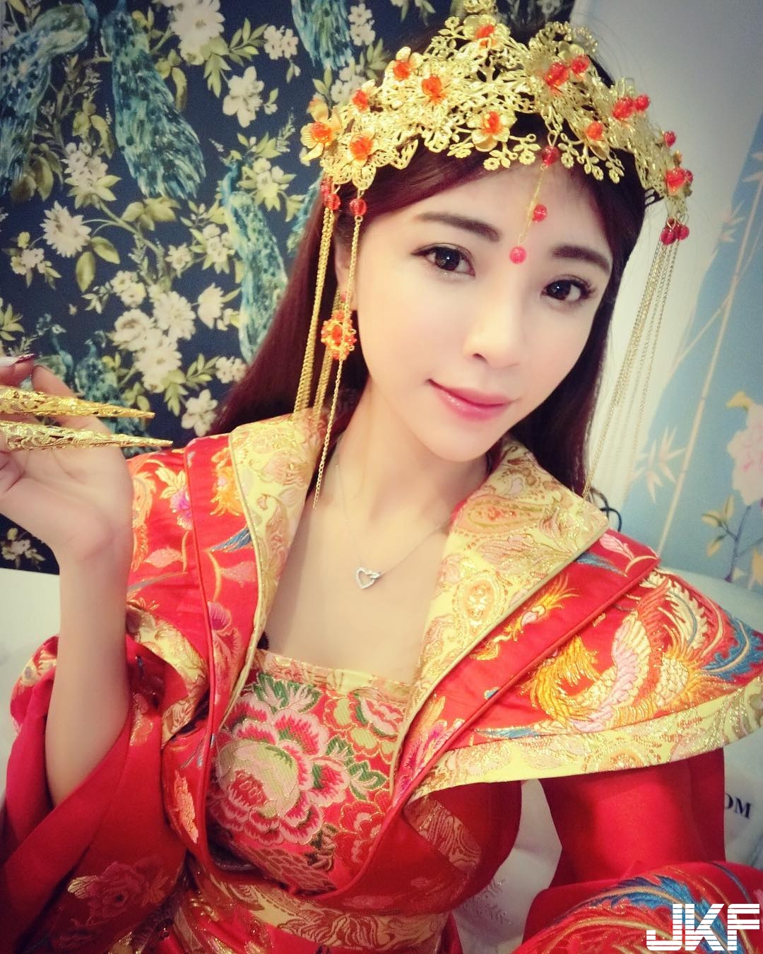 看起來事業心很重！大尺模特兒「Angel Liya」兇器殺殺der，各種蕾絲讓人看了心癢癢～