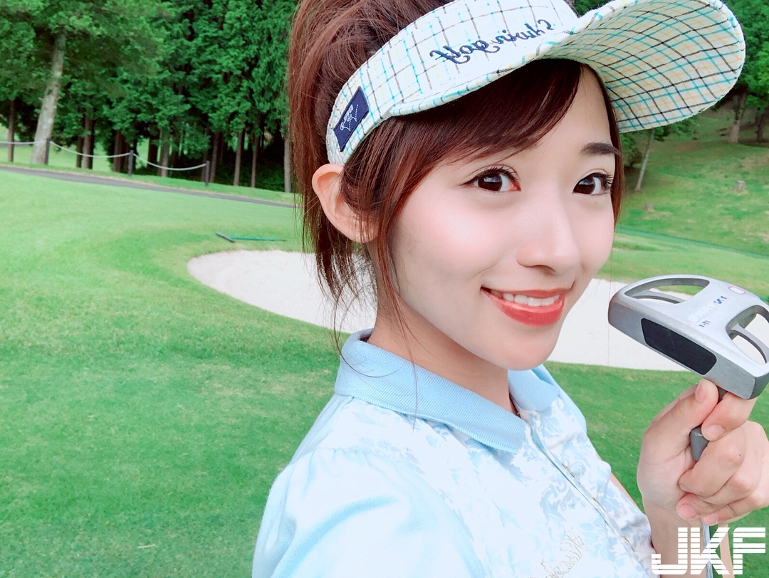 想一桿進洞！高爾夫正妹「蓮 Ren」笑容甜美　閃的旁邊球友睜不開眼！