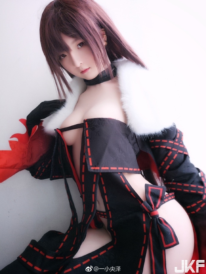 知名Coser「一小央澤」白皙嫩乳身材　根本就是真人版性愛娃娃！