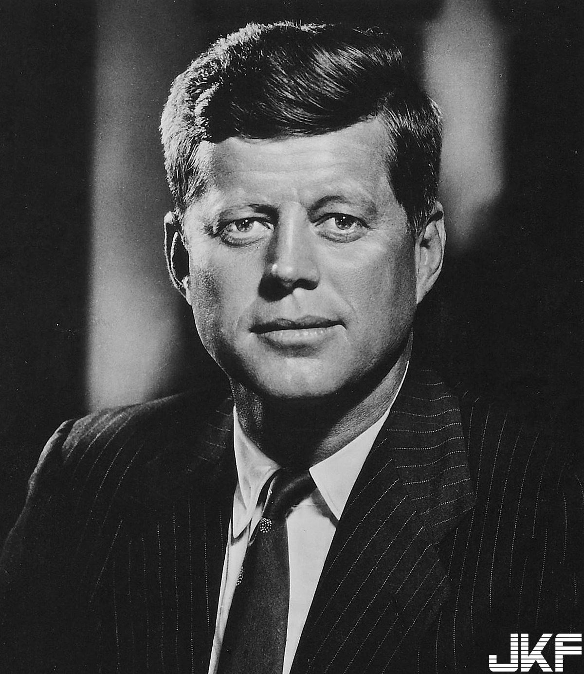 1200px-Jfk2.jpg