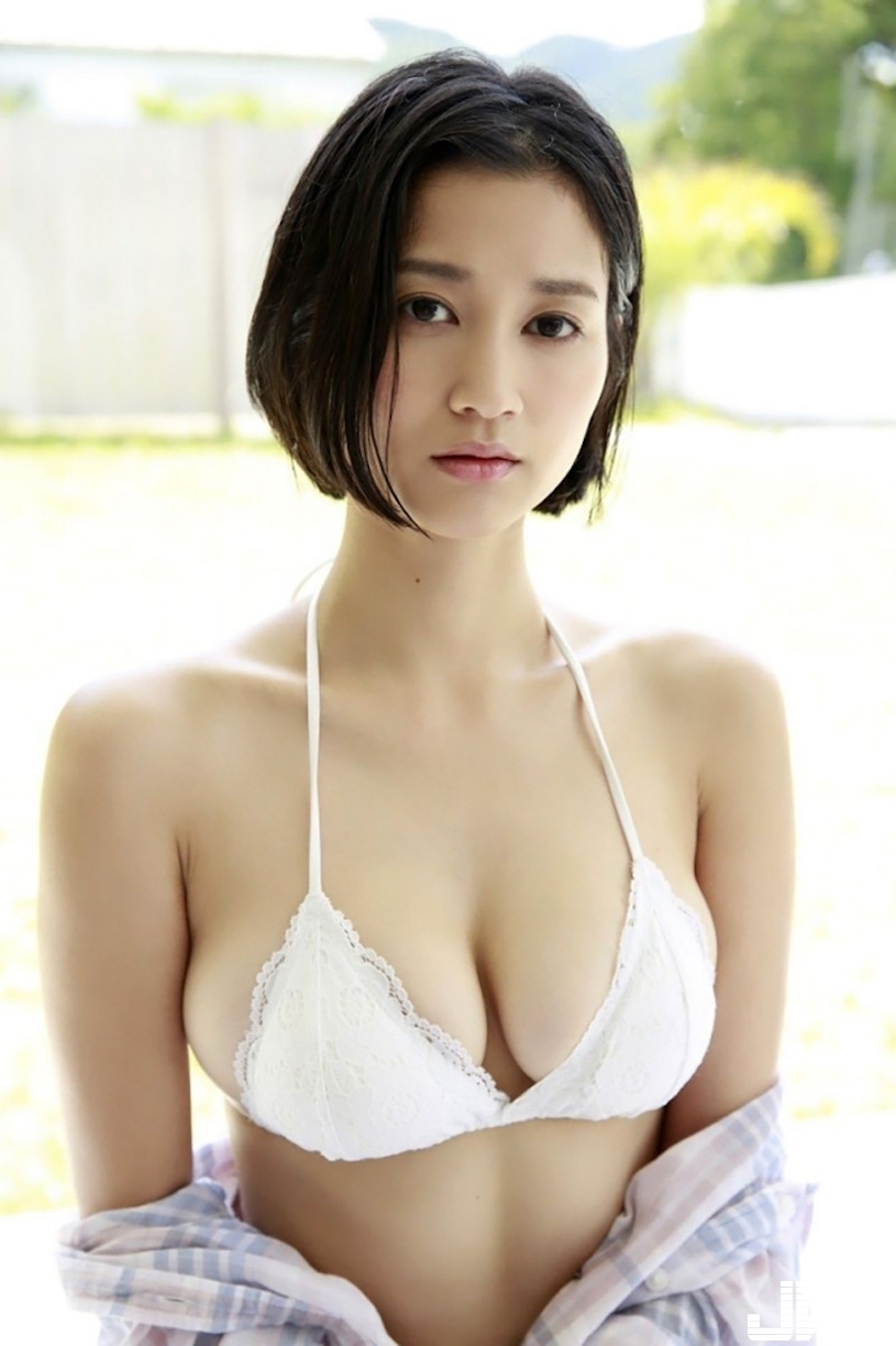 天然大木瓜！日本「F奶女記者」脫下西裝，沒想到「白嫩美乳」這麼有看頭！