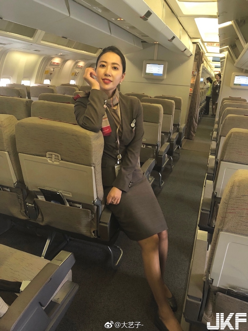 韓亞空姐大藝子「露香肩」魅力滿分，下班展現奔放的一面！
