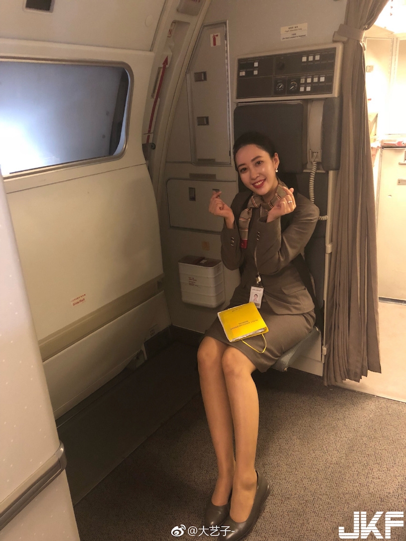韓亞空姐大藝子「露香肩」魅力滿分，下班展現奔放的一面！