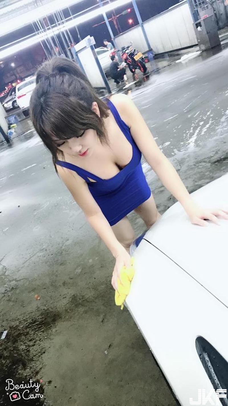 展場正妹「Gogo 狗狗」放假洗車身材火辣，低胸小洋裝看就知道一定洗超乾淨啊～