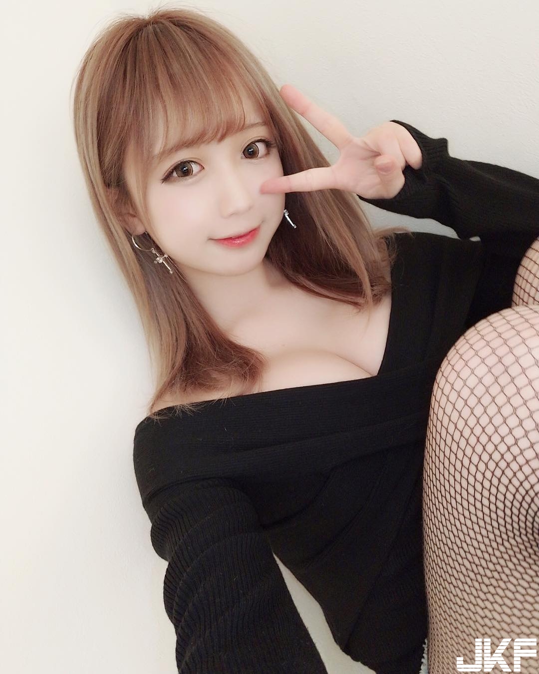 這隻兔子我想抱回家！「巨乳正妹」Yami不論何時都要展露大奶奶，果然乳香濃啊！