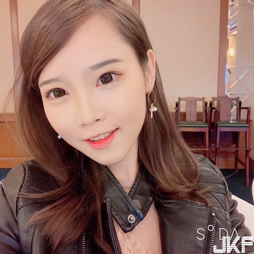 等等這個頭套好像怪怪的？顏值擔當「正妹Youtuber」咪妃收到粉絲禮物，九妹要生氣了喔