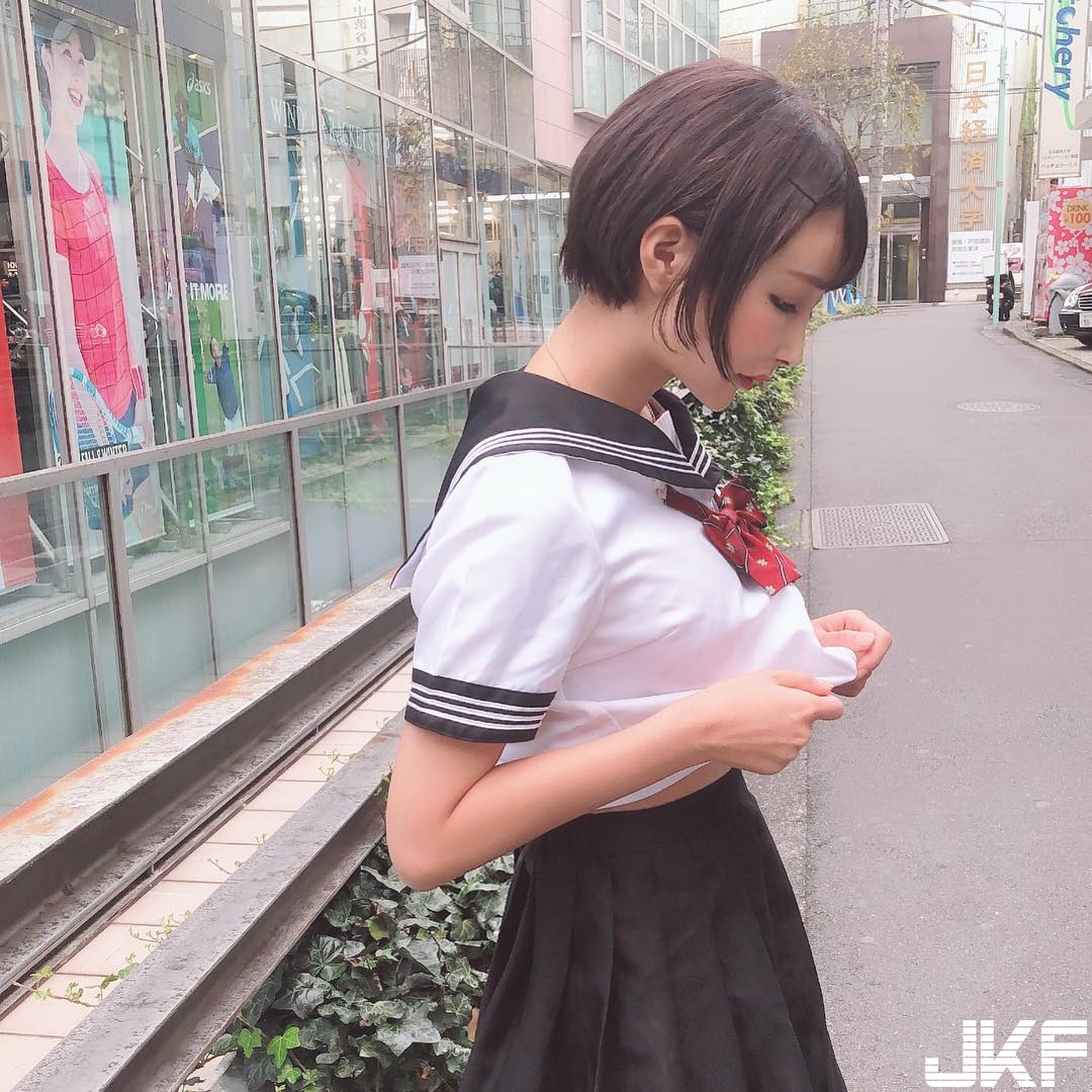 母湯安捏！超可愛日本JK「いとうさやか」當街掀制服，超火辣身材紅到台灣來啦～