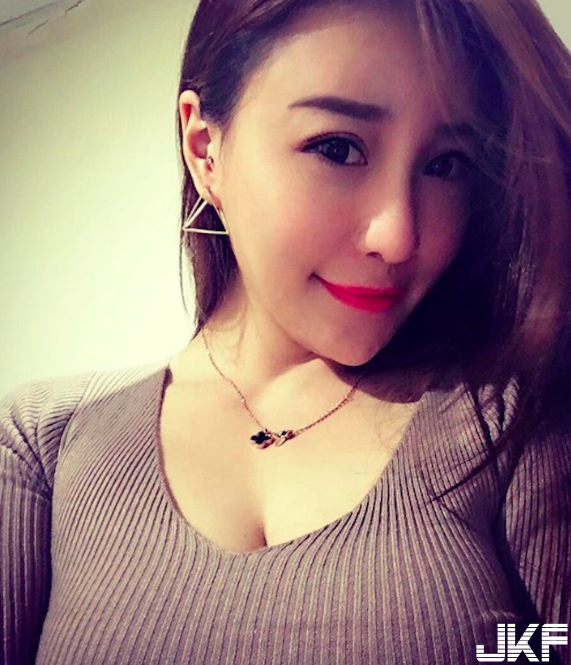 【WPT扑克】正妹李萱出門「地心引力好強大」，在家還化身「性感廚娘」！